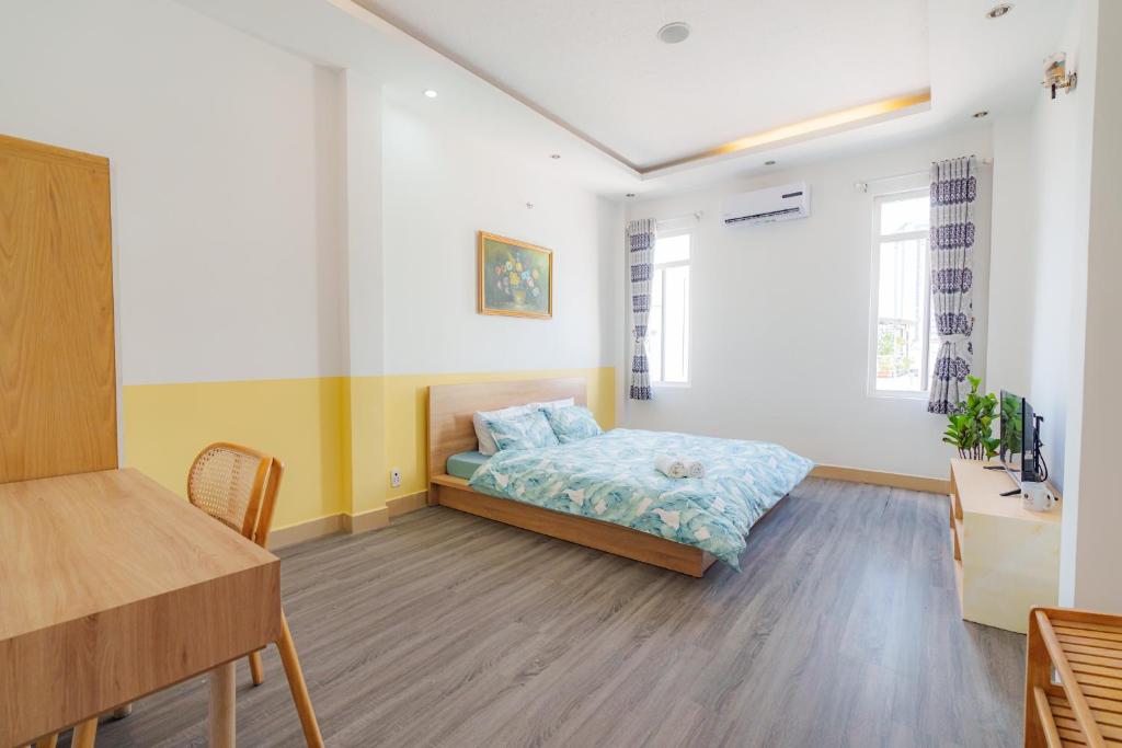 een slaapkamer met een bed en een bureau erin bij JapanRoom-1km 2 Bui Vien in Ho Chi Minh-stad
