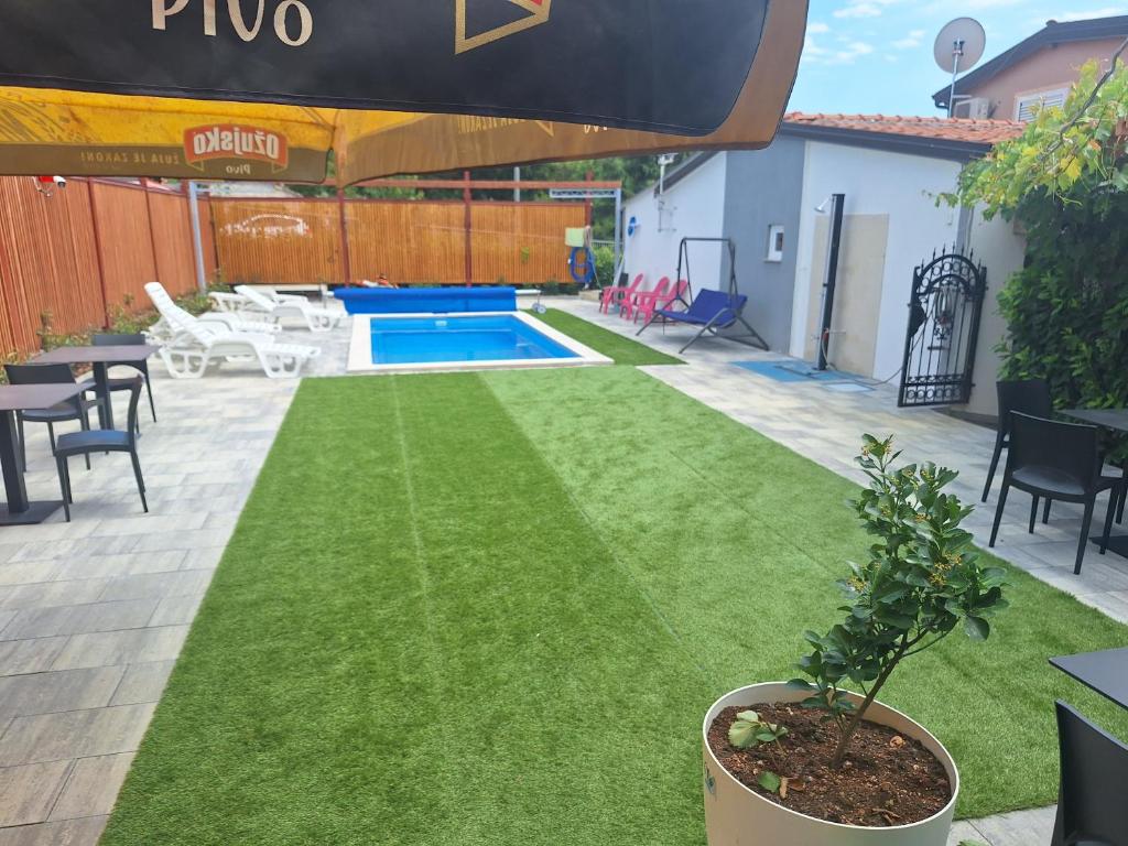 Bazén v ubytování Apartmani PERLA 55 nebo v jeho okolí
