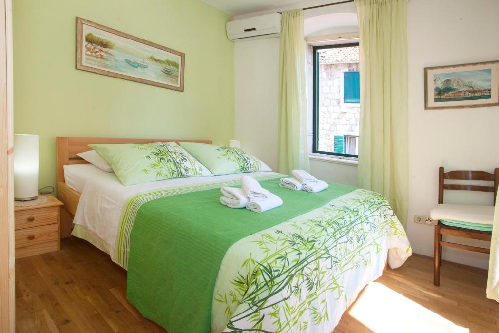 1 dormitorio con 1 cama con 2 toallas en Split Ann Apartments, en Split