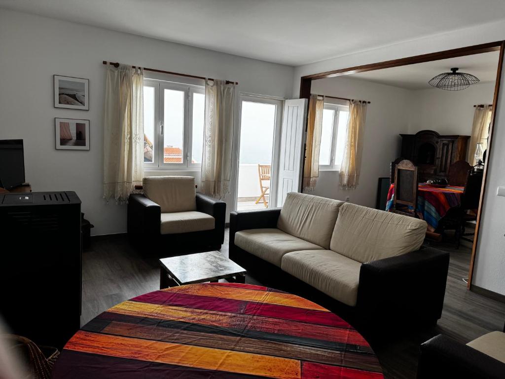 un soggiorno con un divano e una sedia di Baleal Bali Casa da Ilha a Baleal