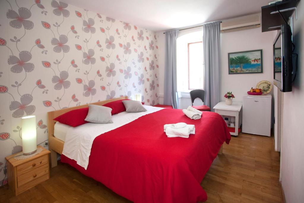 Posteľ alebo postele v izbe v ubytovaní Split Ann Apartments