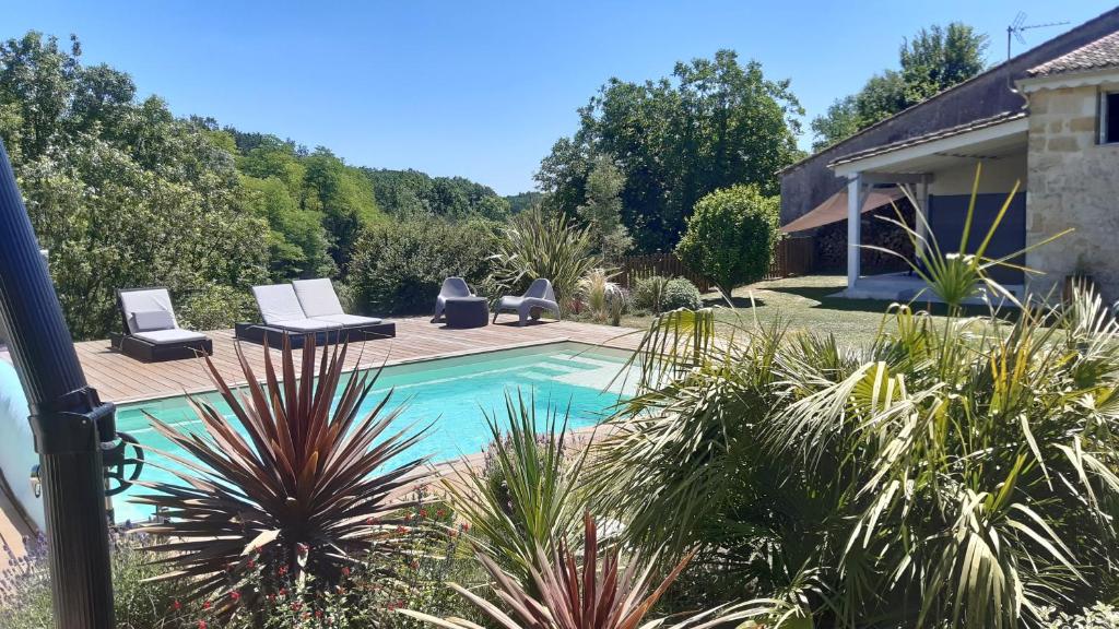 Piscina de la sau aproape de Sérénité
