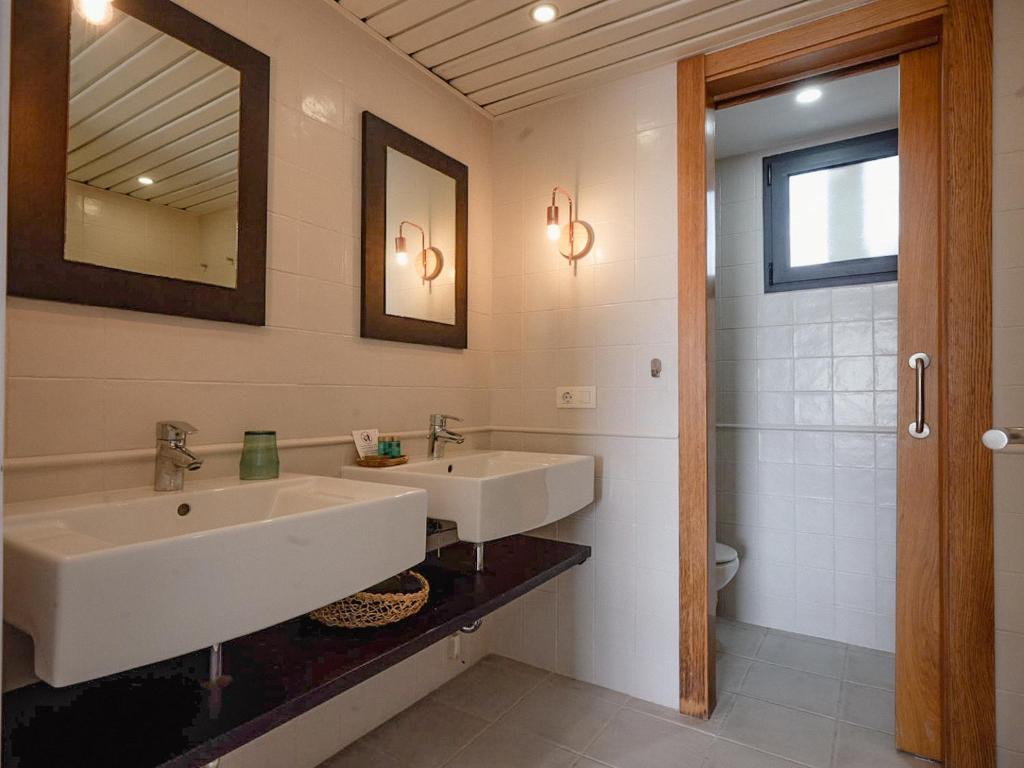 een badkamer met twee wastafels en een spiegel bij CalaLuna Mojácar in Mojácar