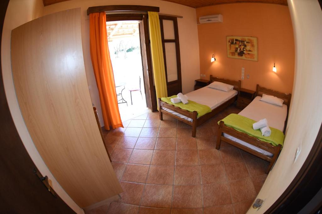 Postel nebo postele na pokoji v ubytování Yannis' Village