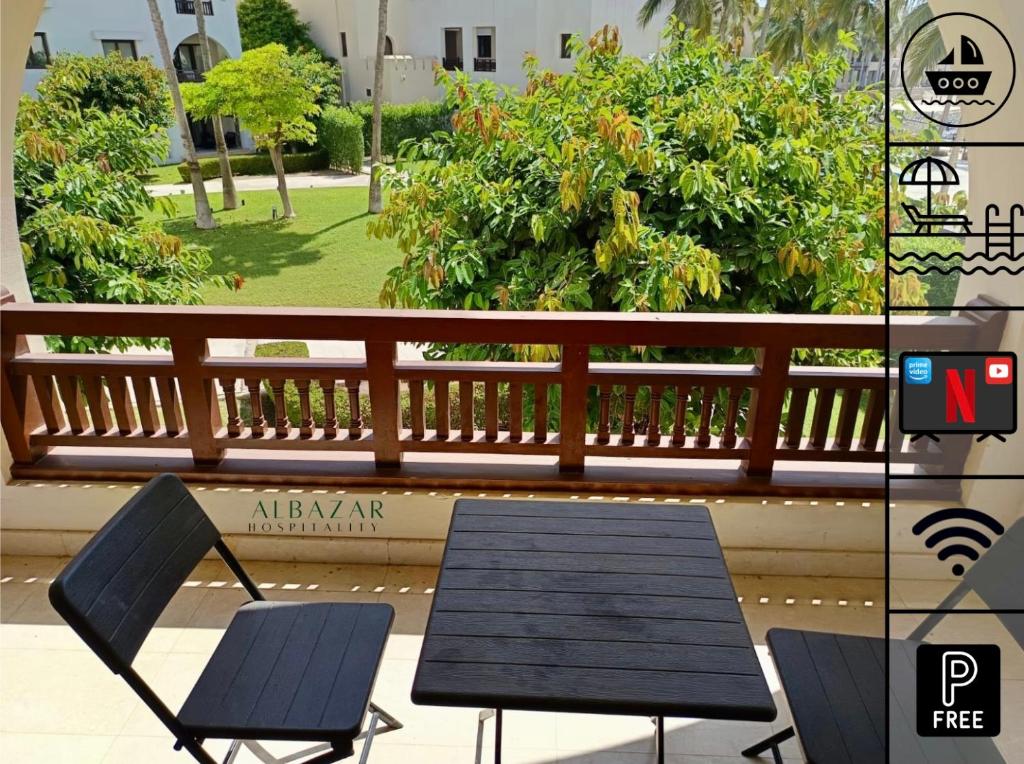Κήπος έξω από το Beachfront Apartment with Pool & Stunning View