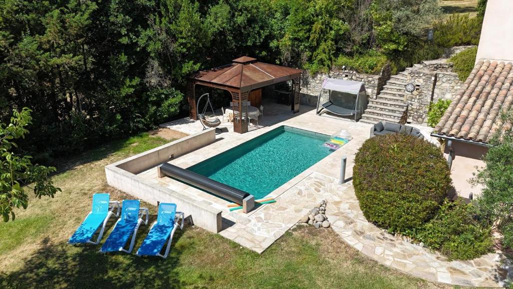 - une vue sur la piscine avec des chaises et un kiosque dans l'établissement La Belle Brise des Oliviers, à Saint-Ambroix