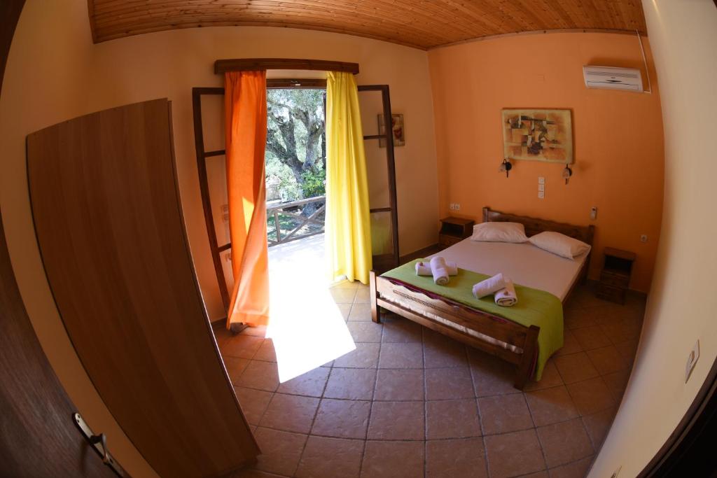 Postel nebo postele na pokoji v ubytování Yannis' Village