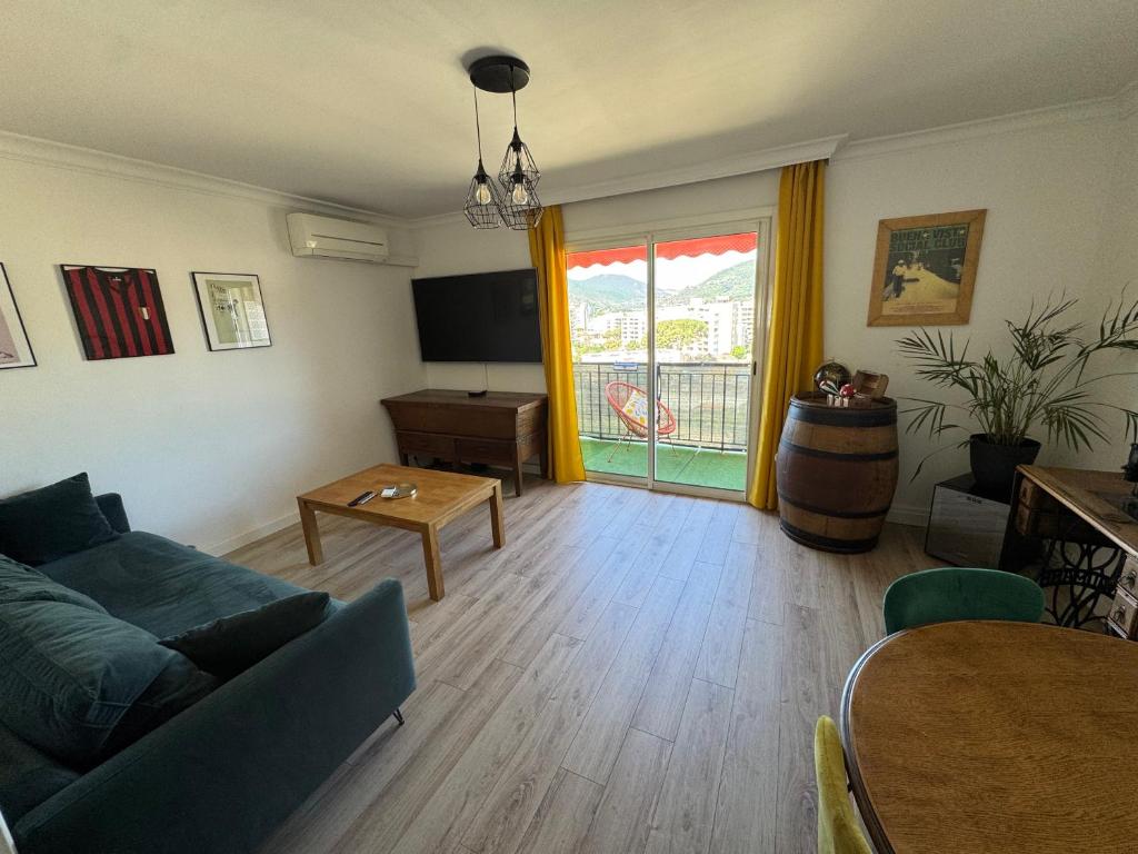 un salon avec un canapé et une table dans l'établissement T3 Cosy, à Ajaccio