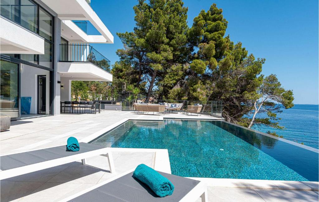 una piscina in una casa con vista sull'oceano di Villa Golden View a Brna