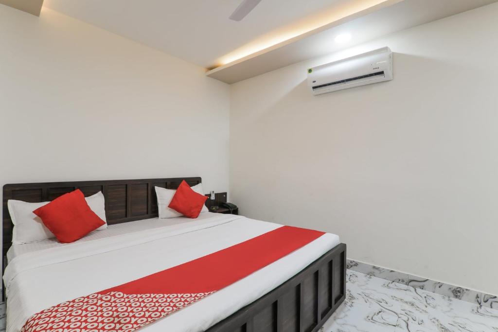 Postel nebo postele na pokoji v ubytování Super Hotel O Aastha Near Chaudhary Charan Singh International Airport