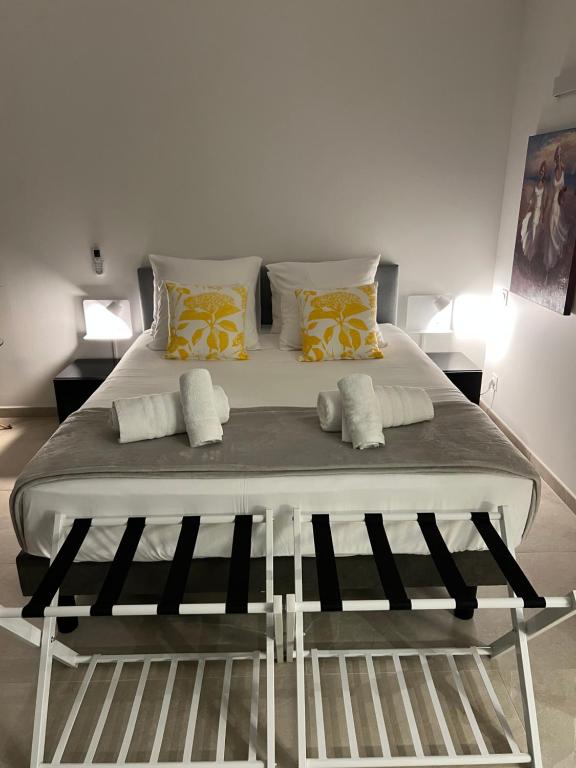 ボーソレイユにあるNew Large Studio - Monaco Border - Sea View - Lift - Parking includedの枕2つが備わる客室の大型ベッド1台分です。