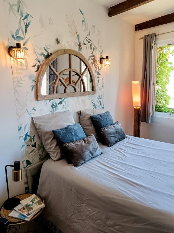 une chambre avec un grand lit blanc avec des oreillers dans l'établissement Studio Suquet avec Parking, à Cannes