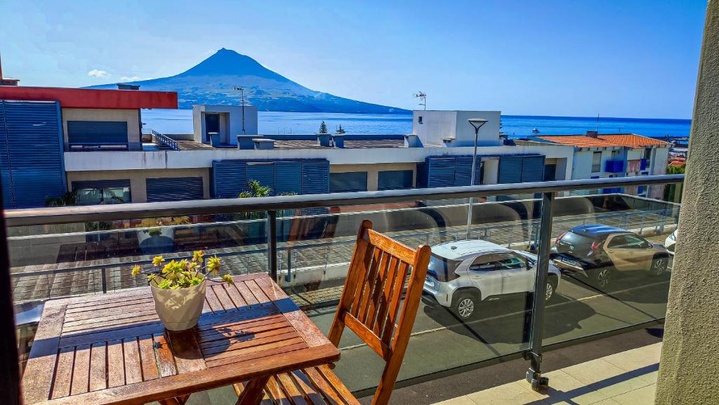 balcón con mesa y vistas a la montaña en AL Vista Alegre, en Horta