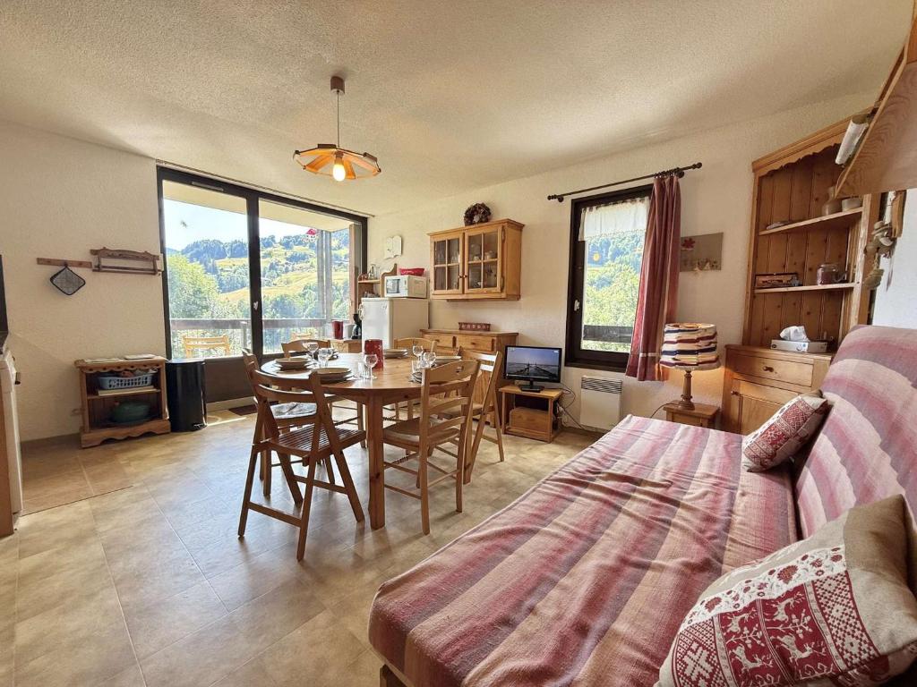 a living room with a table and a kitchen at Appartement 3 pièces à Flumet avec parking, 6 personnes - FR-1-595-66 in Flumet