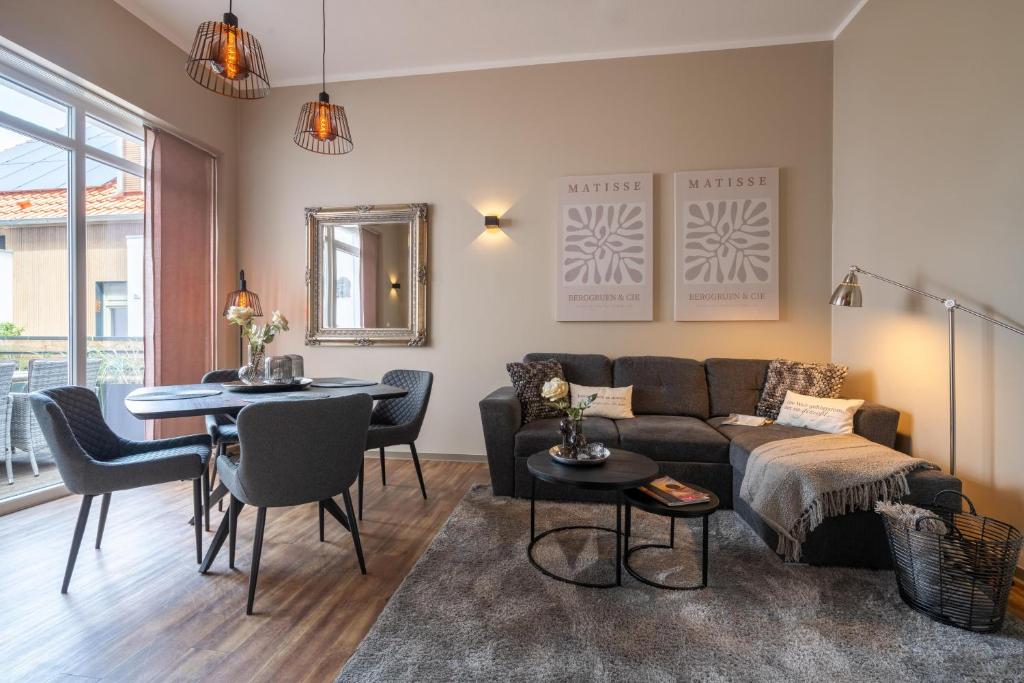 a living room with a couch and a table at Rodehuus Wohnung 1 in Borkum