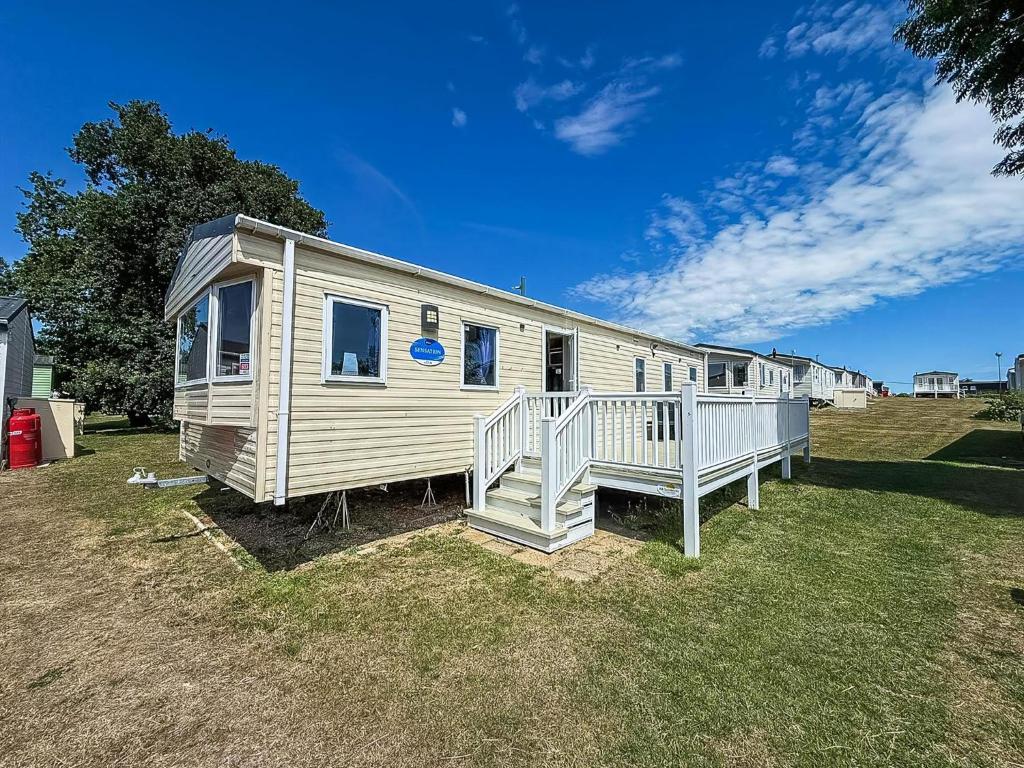 Φωτογραφία από το άλμπουμ του Homely Caravan With Side Decking At Valley Farm Nearby Clacton-On-Sea Ref 46077V σε Great Clacton