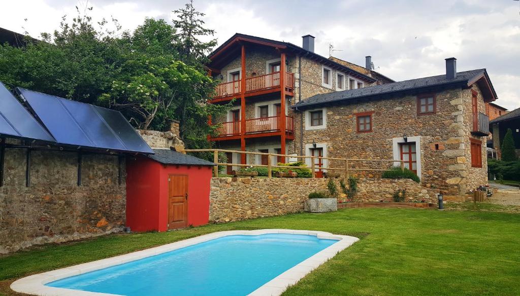 Bazén v ubytování Cal Francès nebo v jeho okolí