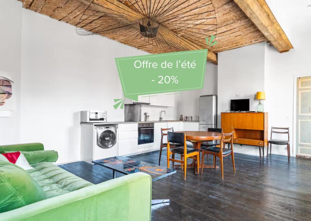 un salon avec une table et un panneau indiquant « bureau, faire du ralenti » dans l'établissement T3 charme ancien au coeur de Toulon, à Toulon