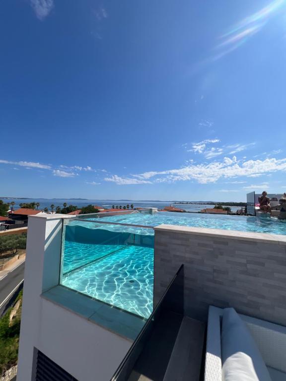 Bazén v ubytovaní GrandPalazzo with rooftop swimming pool alebo v jeho blízkosti
