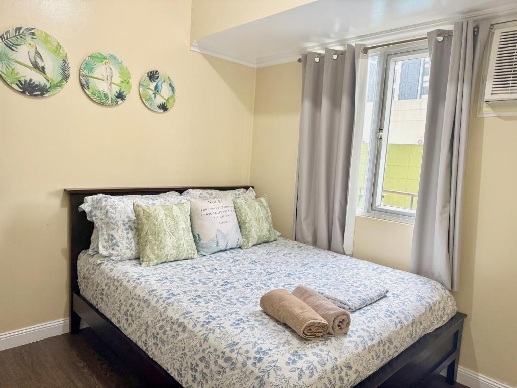 Postel nebo postele na pokoji v ubytování Urban Oasis Condo 1 Bedroom Facing Pool Area only steps away from Ayala Mall