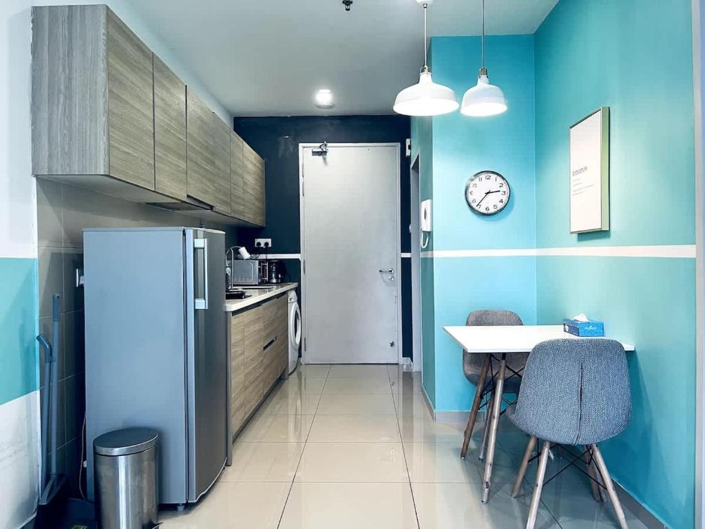 Kuchyň nebo kuchyňský kout v ubytování Snazzy Homes at i-City - WiFi TV Box 1 Carpark