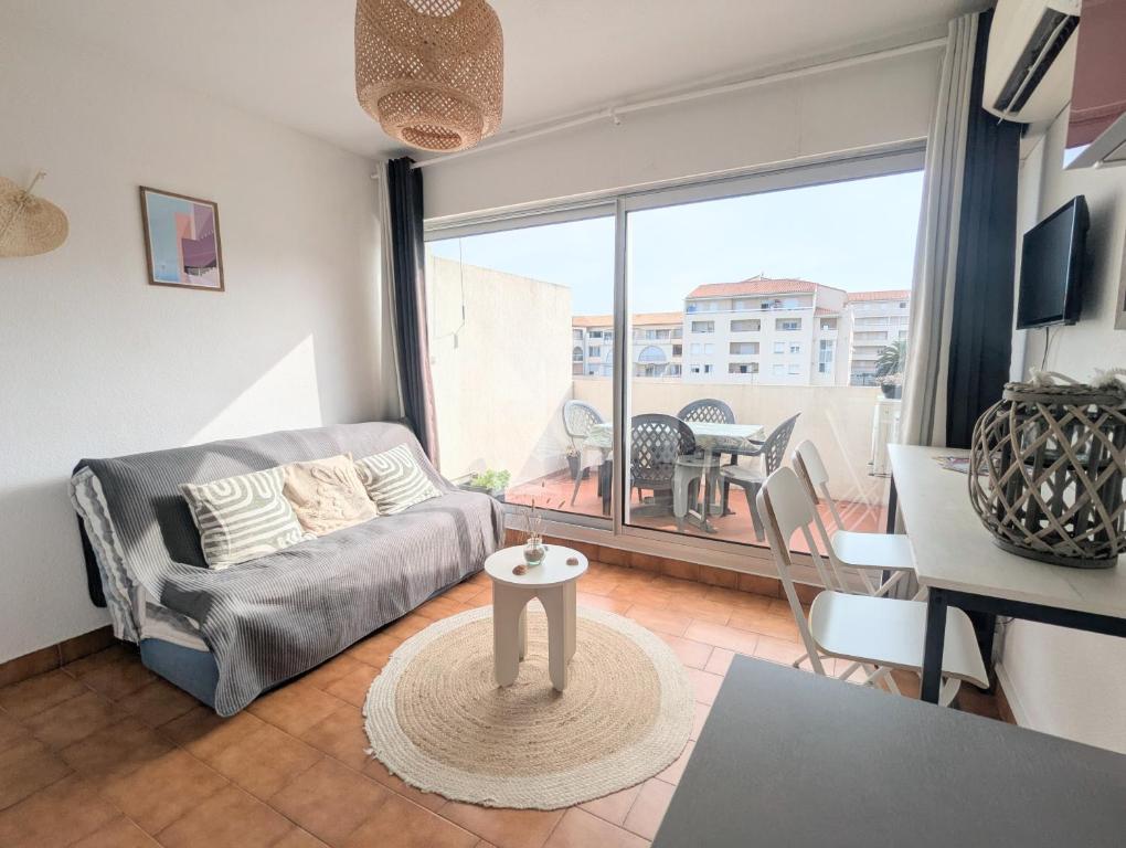Ruang duduk di Studio cabine Coté Marina, terrasse et clim, plage à pied