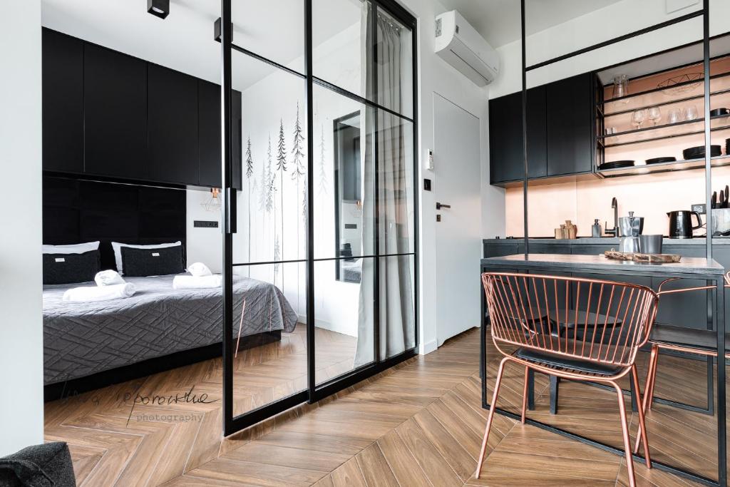 - une cuisine avec une table et un lit dans une chambre dans l'établissement WILLA POD KASPROWYM APARTAMENT NUMER 2-Air conditioning, à Zakopane