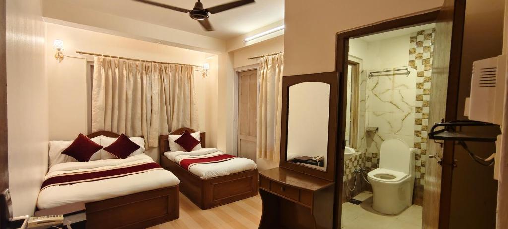 Rúm í herbergi á Pashupati Darshan Hotel
