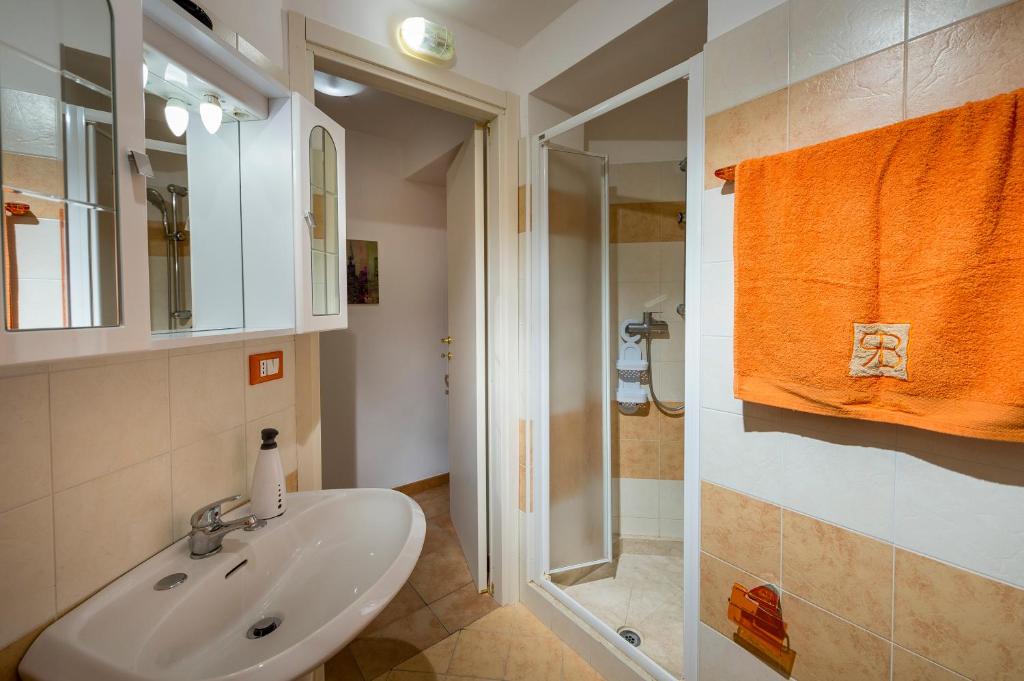 łazienka z umywalką i prysznicem w obiekcie Casa Vacanze Cappuccini w mieście Castellammare del Golfo