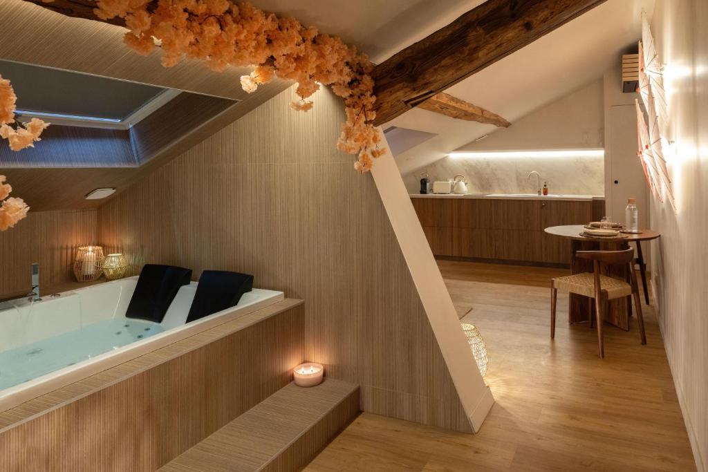 une salle de bain avec une baignoire au milieu d'une pièce dans l'établissement CEVA Suite Sakura - Jacuzzi & Cinéma Centre ville, à Saint-Étienne