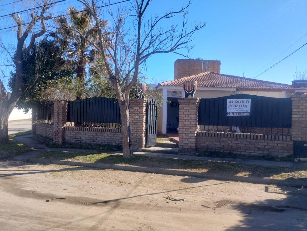 a house with a security fence with a for sale sign at Un lugar perfecto in Juana Koslay 