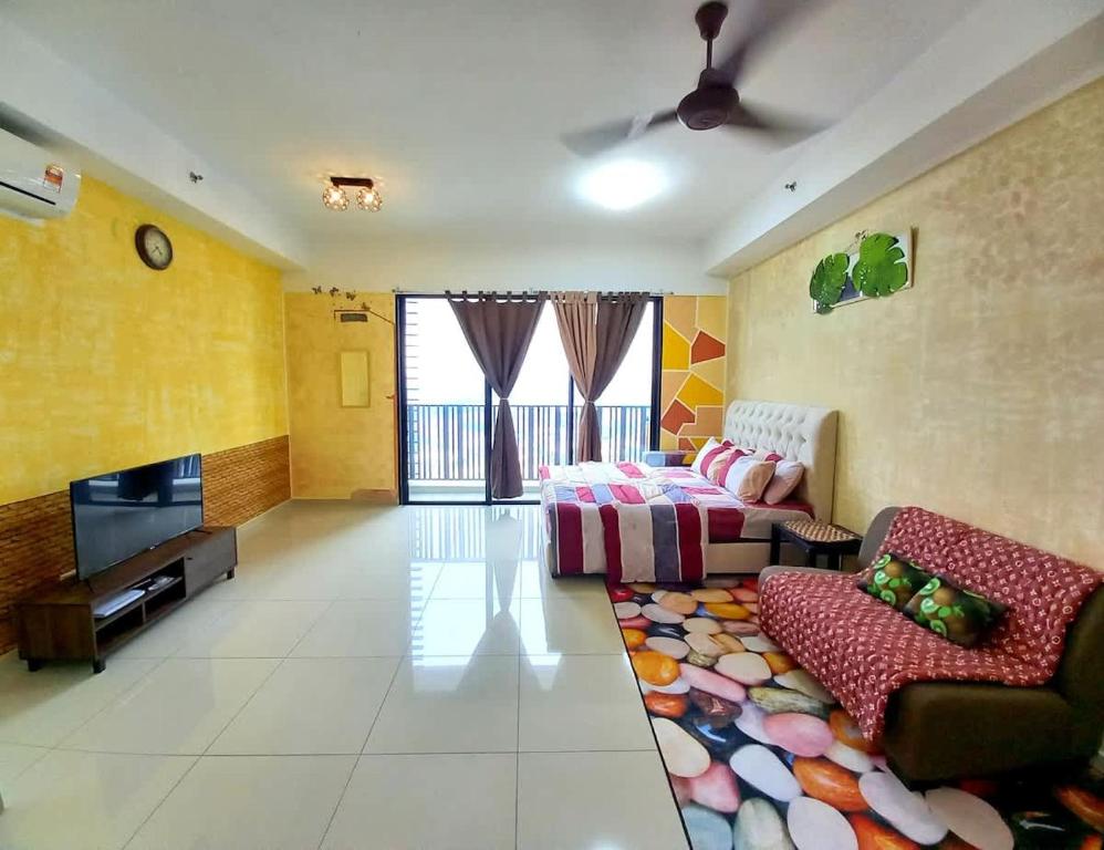 un ampio soggiorno con divano e TV di Petal Homes at i-City - WiFi TV Box and 1 Carpark a Shah Alam