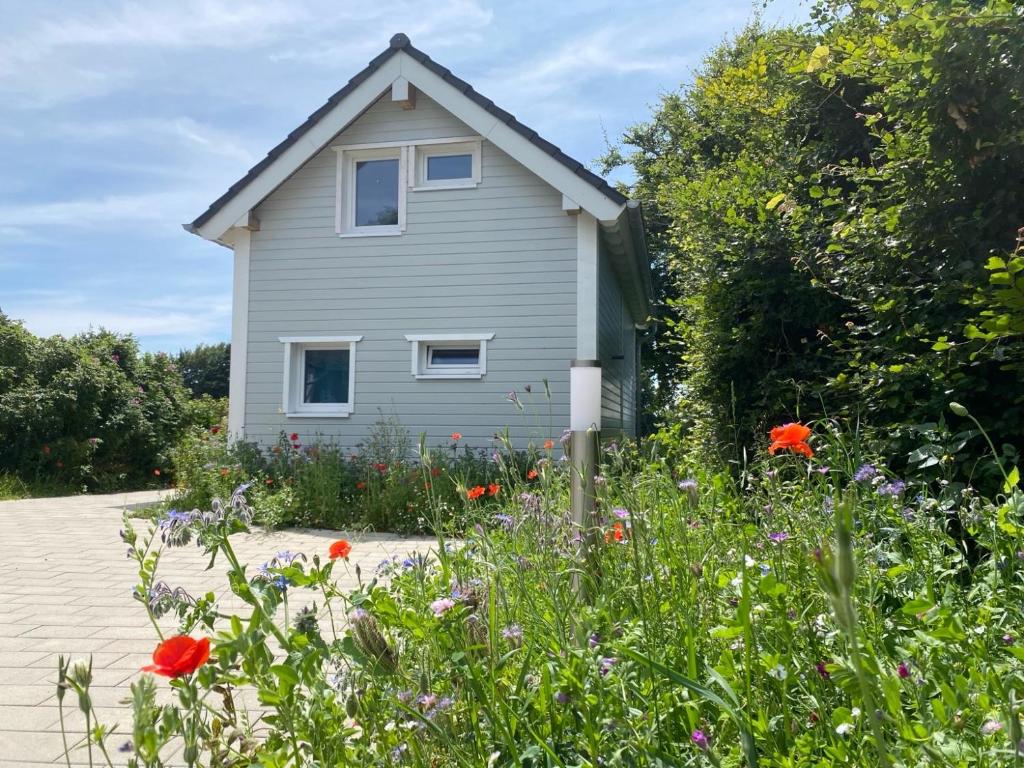 モンシャウにあるSchwedenhaus Fridhem Hügelglück mit Weitblickの花の家