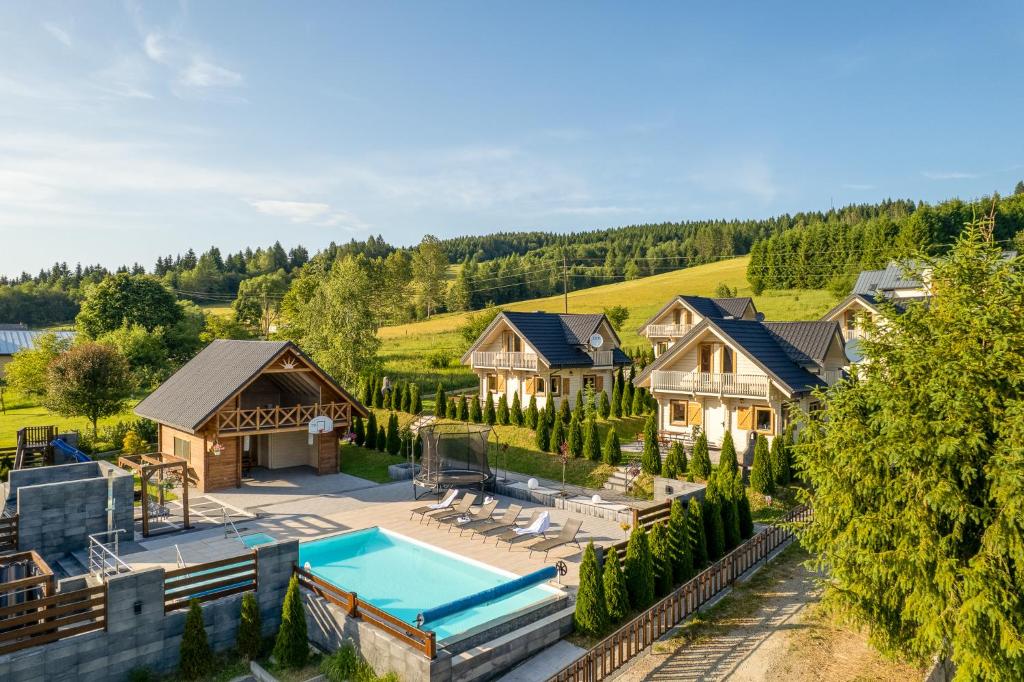 an aerial view of a house with a swimming pool at Domki Bajeczny Łan in Tylicz