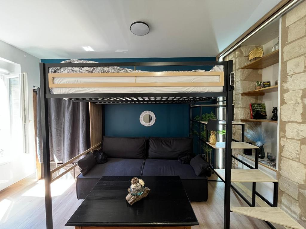 a living room with a couch and bunk beds at Séjour de charme, Notre-Dame, Hypercentre in Saint-Quentin