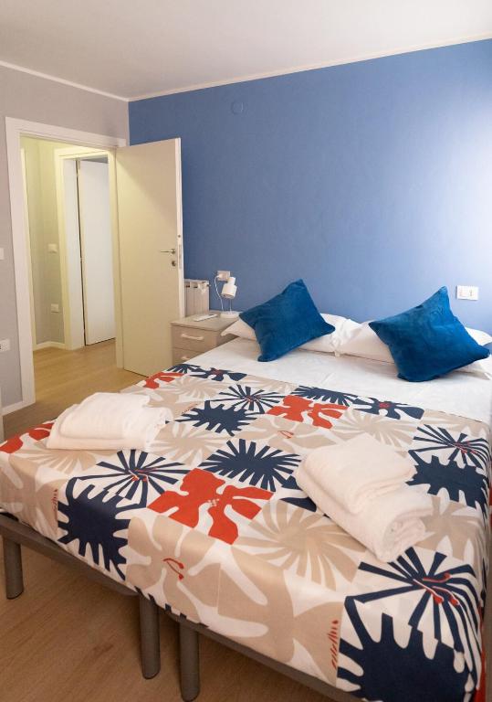 a bedroom with a large bed with a blue wall at Suite delle Maree in Chioggia