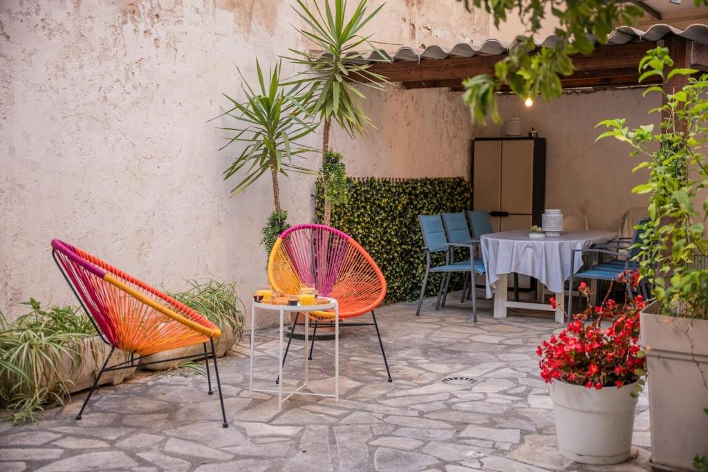 d'une terrasse avec des chaises, une table, une table et des chaises. dans l'établissement Charmant 4 pièces - Cour privative - Port de Nice, à Nice