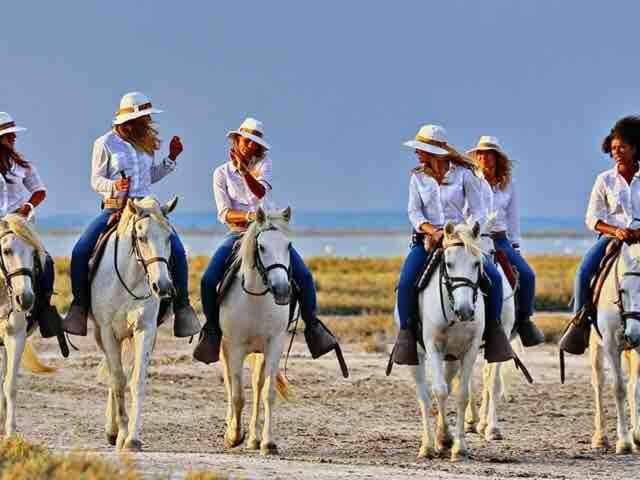 エギュ・ヴィーヴにあるMaison indépendante avec piscineのビーチで馬に乗る女性たちのグループ