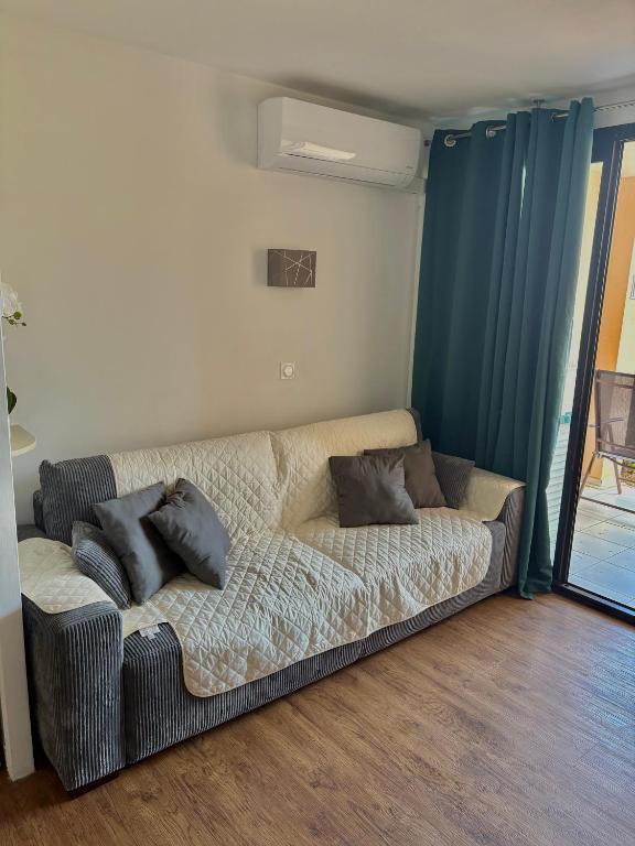 - un canapé dans le salon avec des oreillers dans l'établissement Superbe appartement, à Cannes