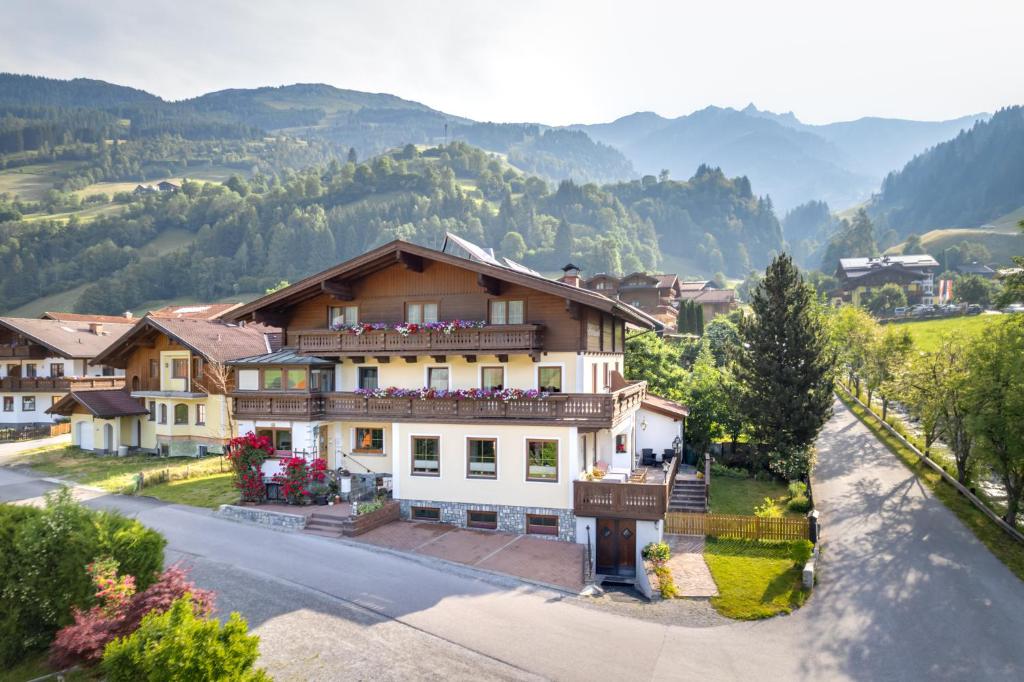 dom przy drodze z górami w obiekcie am mühlbach - einfach sein, mit Gemeinschaftsküche w mieście Dorfgastein
