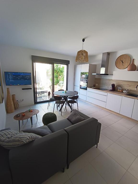 un salon avec un canapé et une table dans l'établissement Duplex Cosy- Sérénité en Bord de Mer, à Borgo
