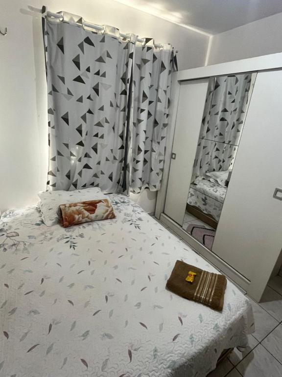 Katil atau katil-katil dalam bilik di Quarto Privativo em Condomínio próx ao Cohatrac