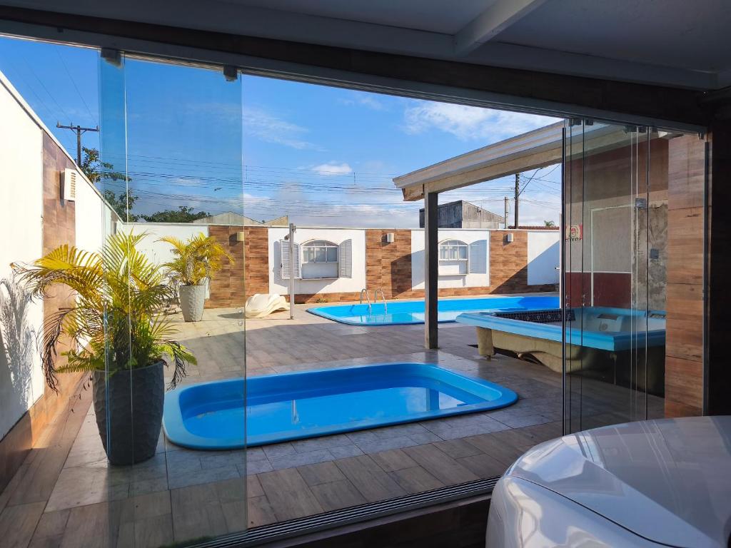 Bazén v ubytování Casa com piscina matinhos nebo v jeho okolí
