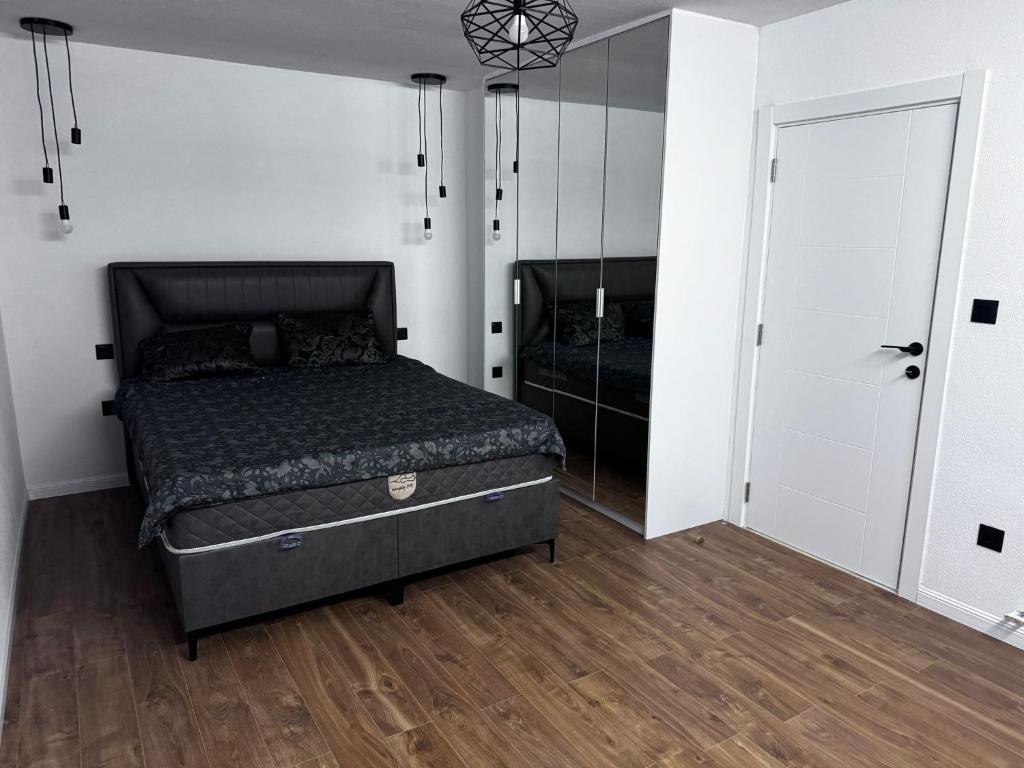 ein Schlafzimmer mit einem Bett und einem Spiegel in der Unterkunft Sarajevo Soul in Sarajevo
