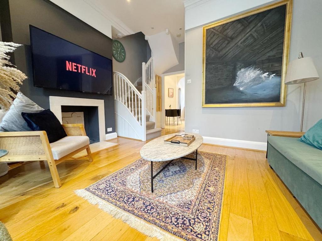 ロンドンにあるStylish Duplex Condo Opposite Hyde Parkのソファとテーブルのあるリビングルーム