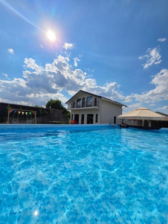 Πισίνα στο ή κοντά στο Vila Amedeea