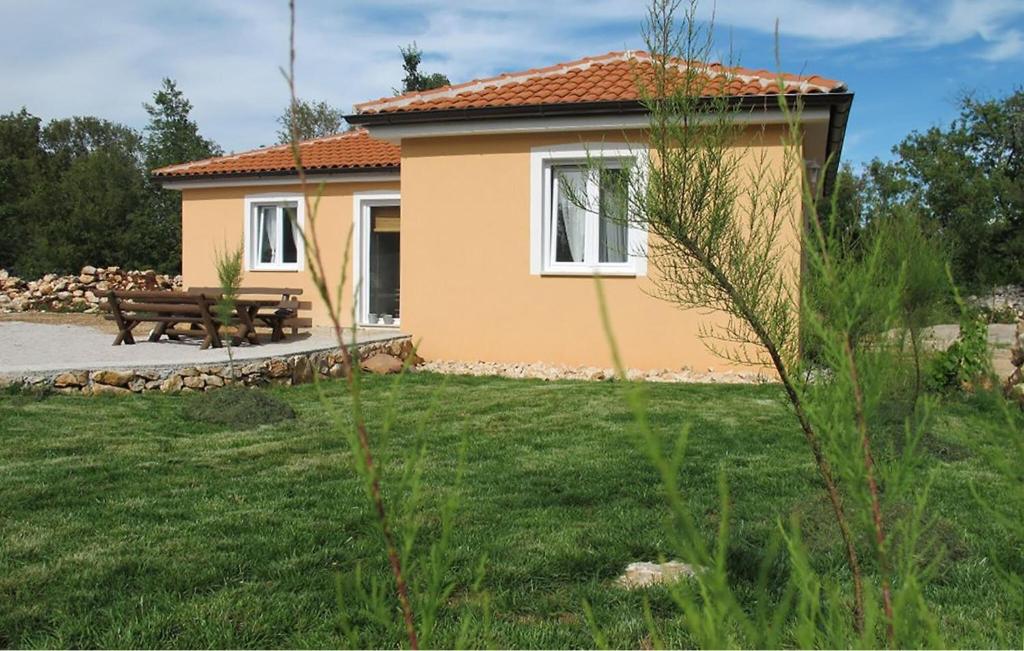 a small house with a bench in a yard at Beautiful Home In Sveti Anton With Wifi in Sveti Anton