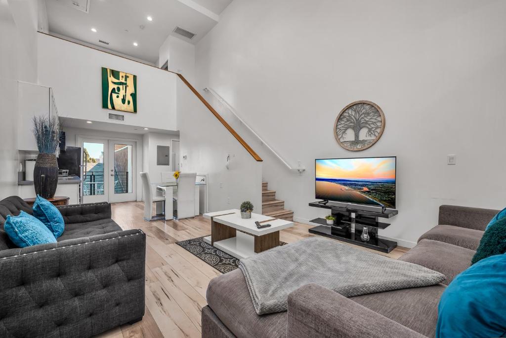 TV a/nebo společenská místnost v ubytování Koreatown Hollywood Urban Oasis 1 Bedroom Loft with Private Parking and Balcony