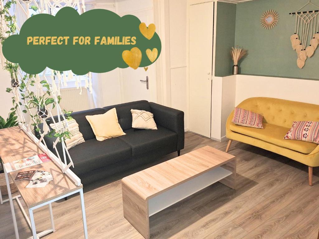 un salon avec un canapé et une table dans l'établissement Charmant et spacieux appartement au centre ville - La Bohème, à Mulhouse