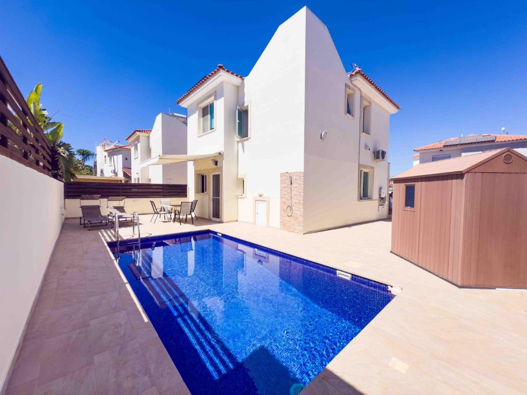 Bazén v ubytování Villa Rena - 3BR Retreat near Kalamies Beach nebo v jeho okolí